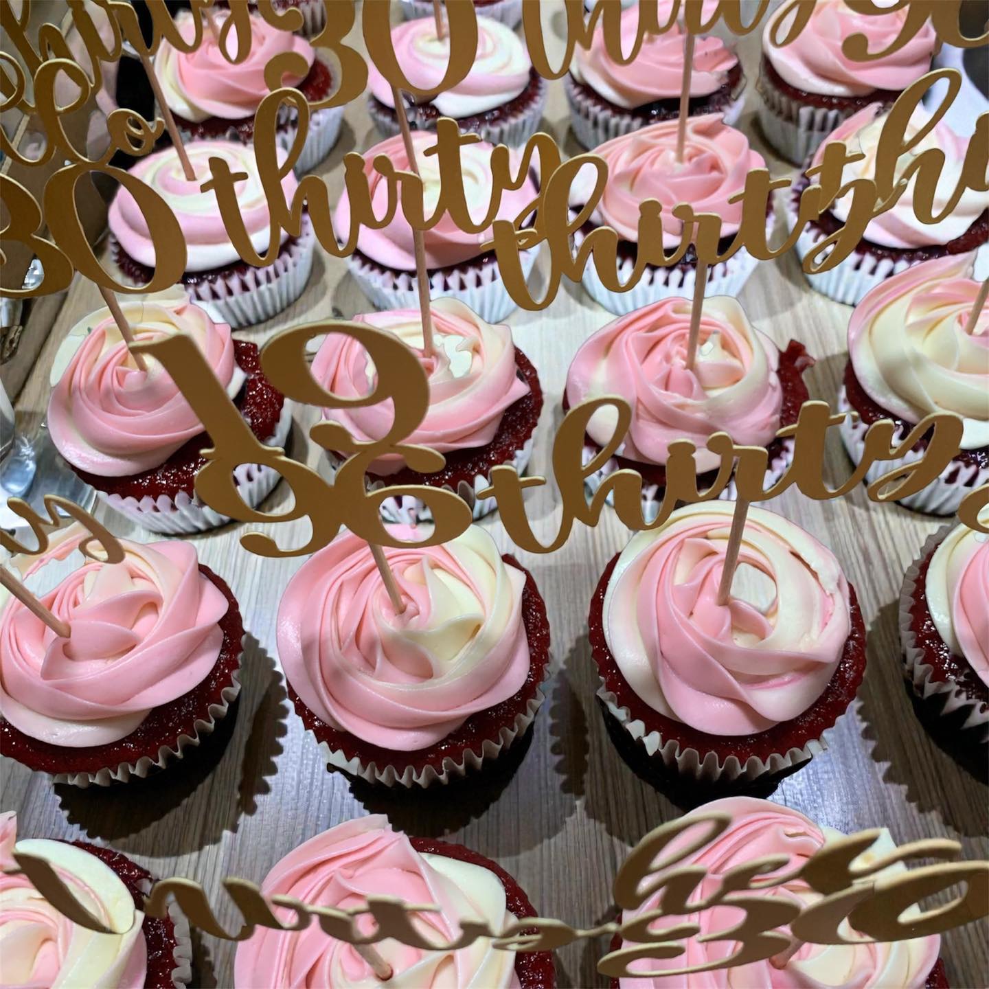 Cupcakes rosas personalizados de Entre telas y azúcar