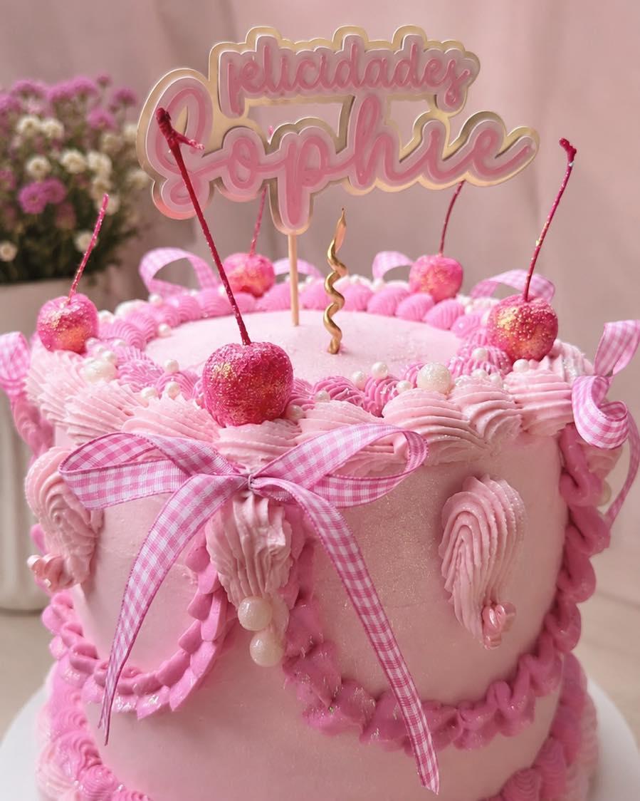 Pastel rosa personalizado con lazos