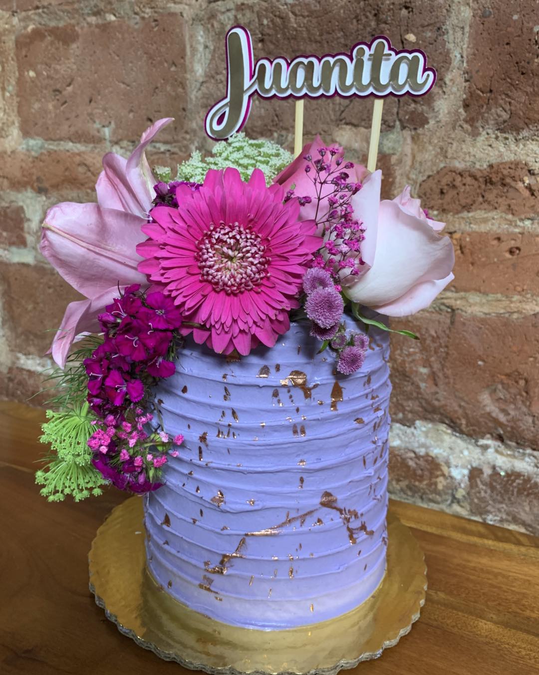 Pastel lila decorado con flores naturales